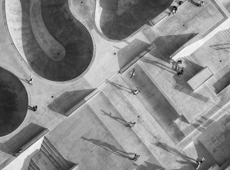 Illustration for article titled This Photog Uses A Chopper As A Studio To Show LA From A Different Angle